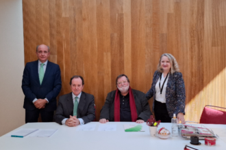 Jaime Alfonsín, presidente de la Fundación Iberdrola España junto a Gonzalo Ruiz Zapatero, presidente de Amigos Museo Arqueológico Nacional, flaqueados por Ramón Castresana, director de la Fundación Iberdrola España e Isabel Izquierdo, directora del Museo Arqueológico Nacional